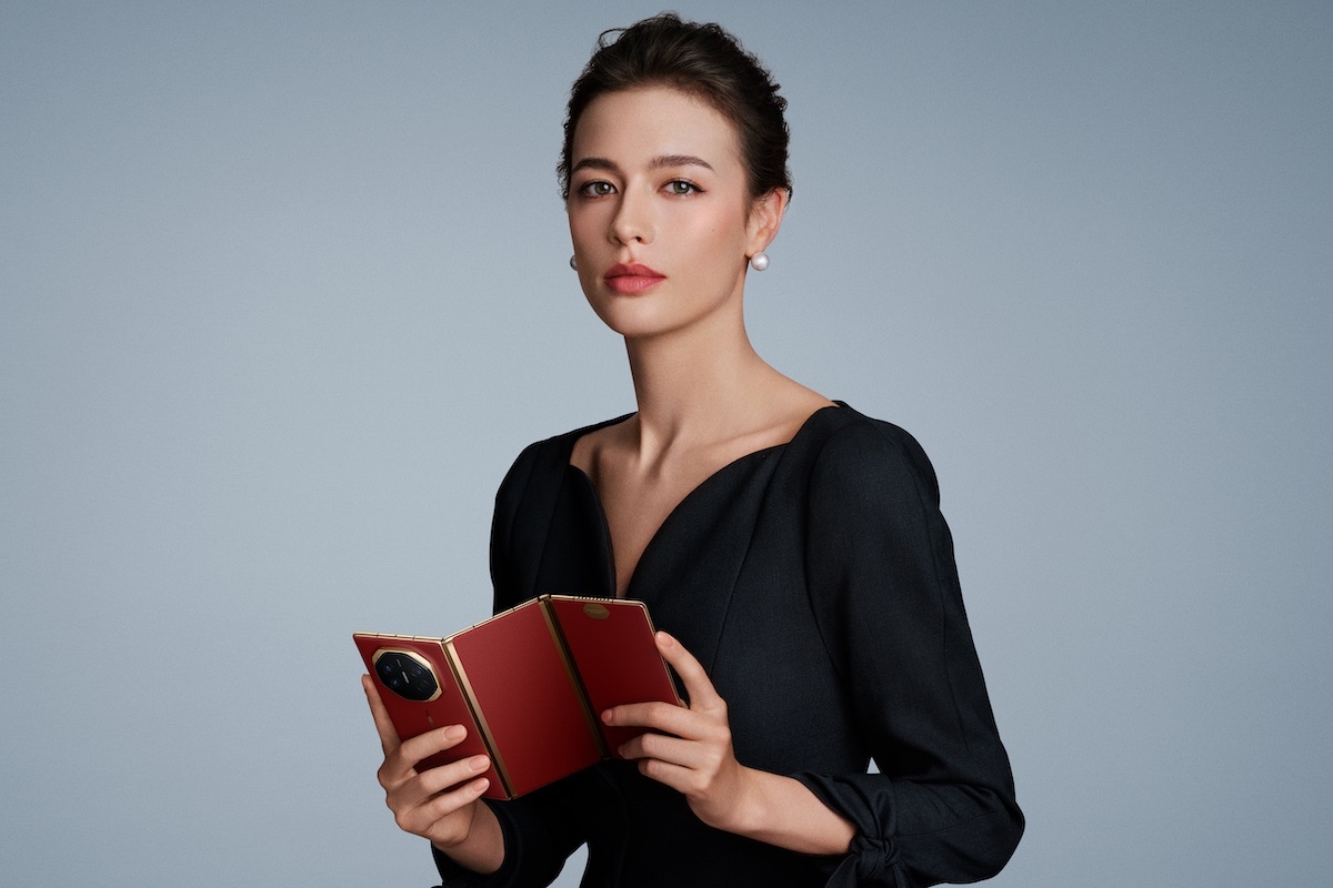Huawei Mate XT Lifestyle Shot