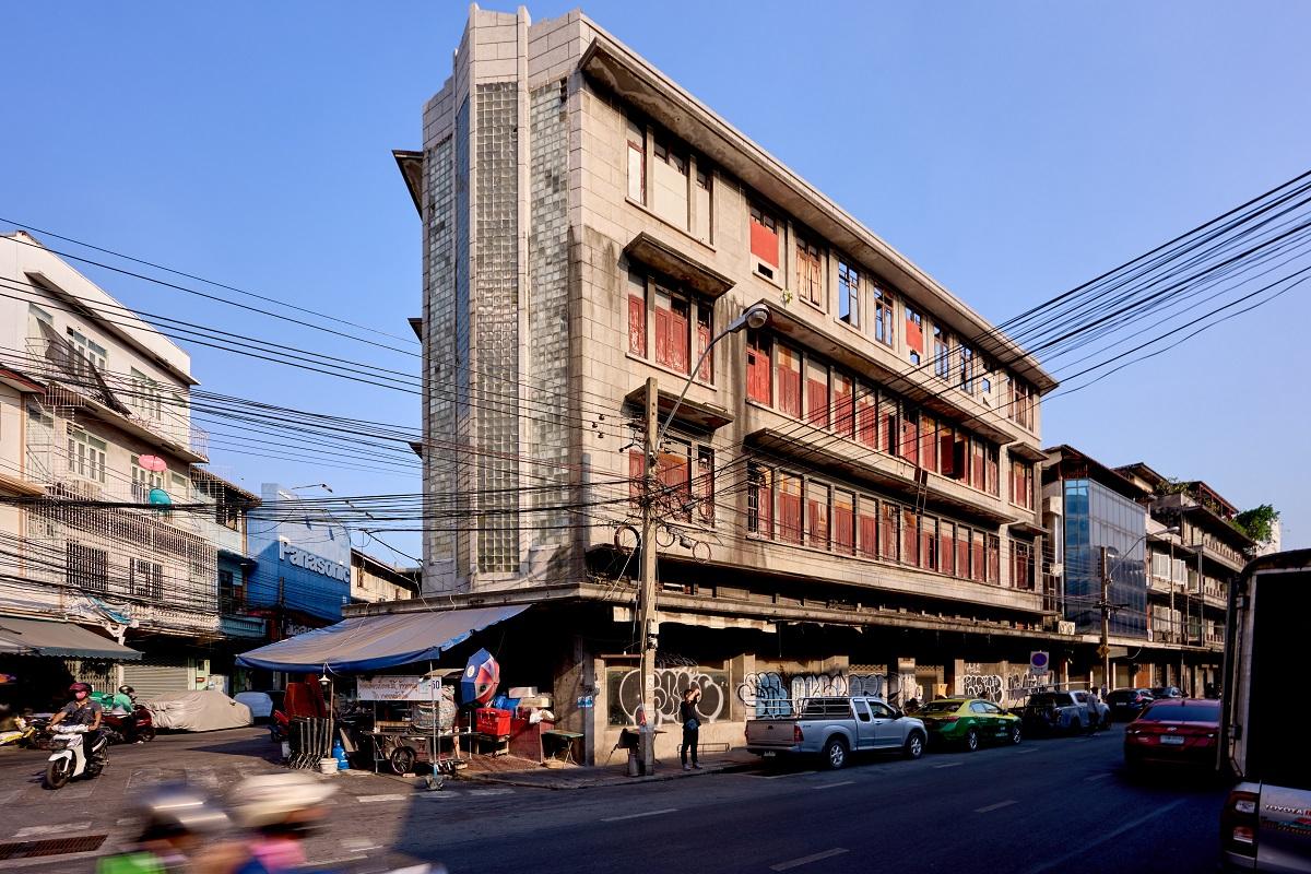 La Bangkok Kunsthalle ocupa un conjunto de edificios brutalistas en las afueras del barrio chino de Bangkok.