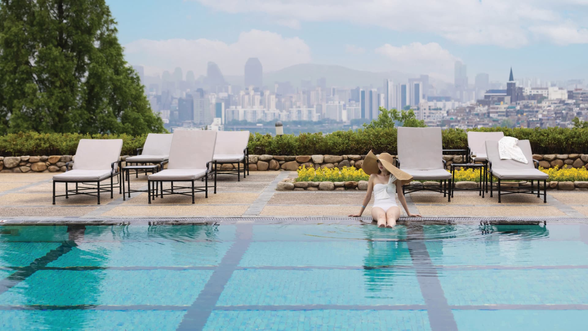 Grand-Hyatt-Seoul-Woman-With-Hat-At-The-Pool