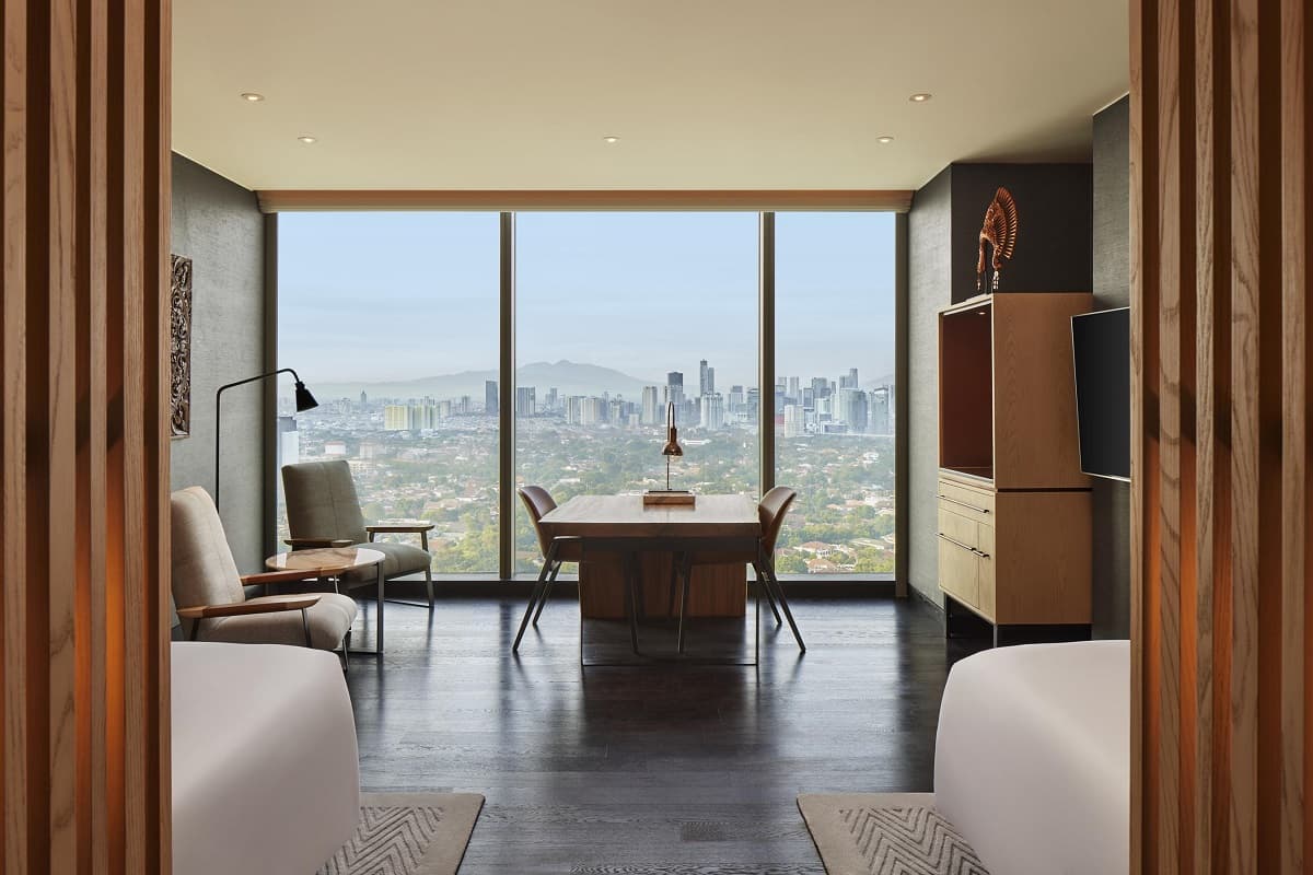 The 2 Twin Beds with Skyline View rooms at Park Hyatt Jakarta are ideal for business travelers.